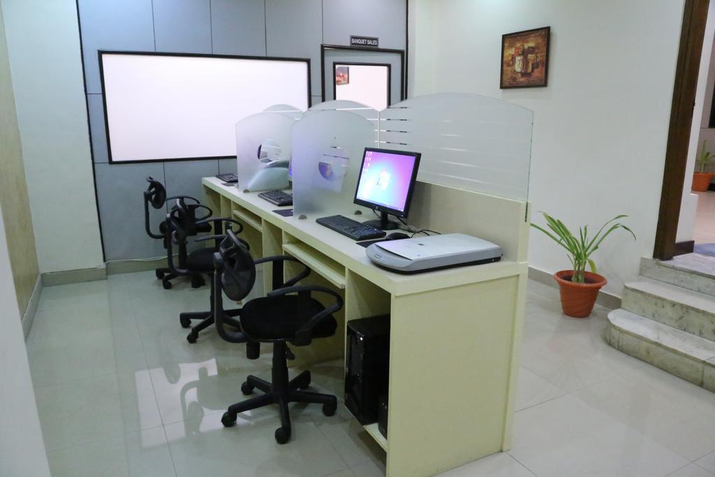 Hotel Clarks Shiraz Agra  Εξωτερικό φωτογραφία