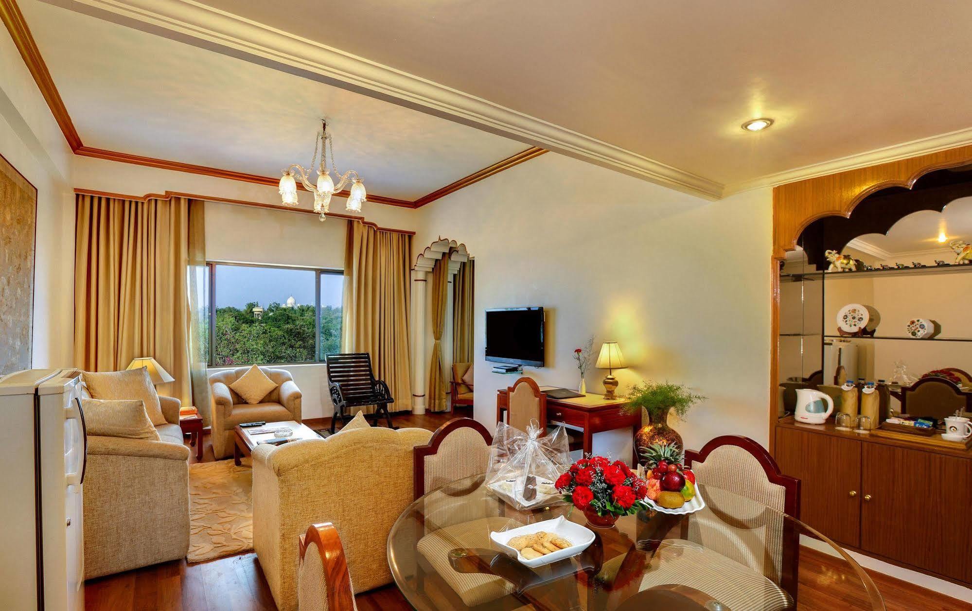 Hotel Clarks Shiraz Agra  Εξωτερικό φωτογραφία